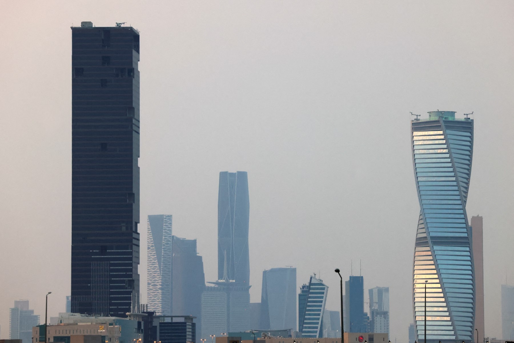فيتش: تزايد المخاطر المالية للسعودية مع تصاعد الإنفاق وتراجع أسعار النفط 