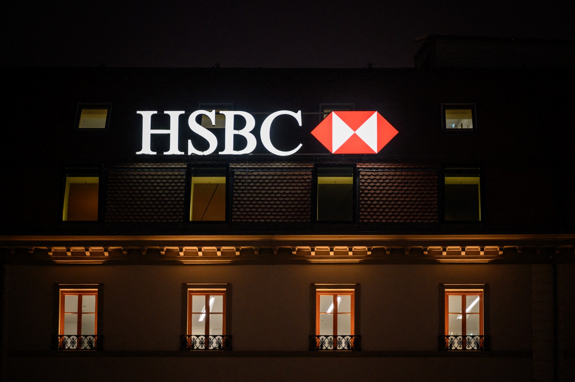 بنك HSBC يغلق أبوابه أمام 1000 حساب لأثرياء في الشرق الأوسط 