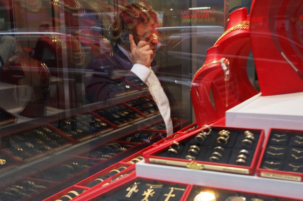 الذهب يصعد والفضة عند أعلى مستوياتها قبيل قرار الاحتياطي الاتحادي بشأن الفائدة 