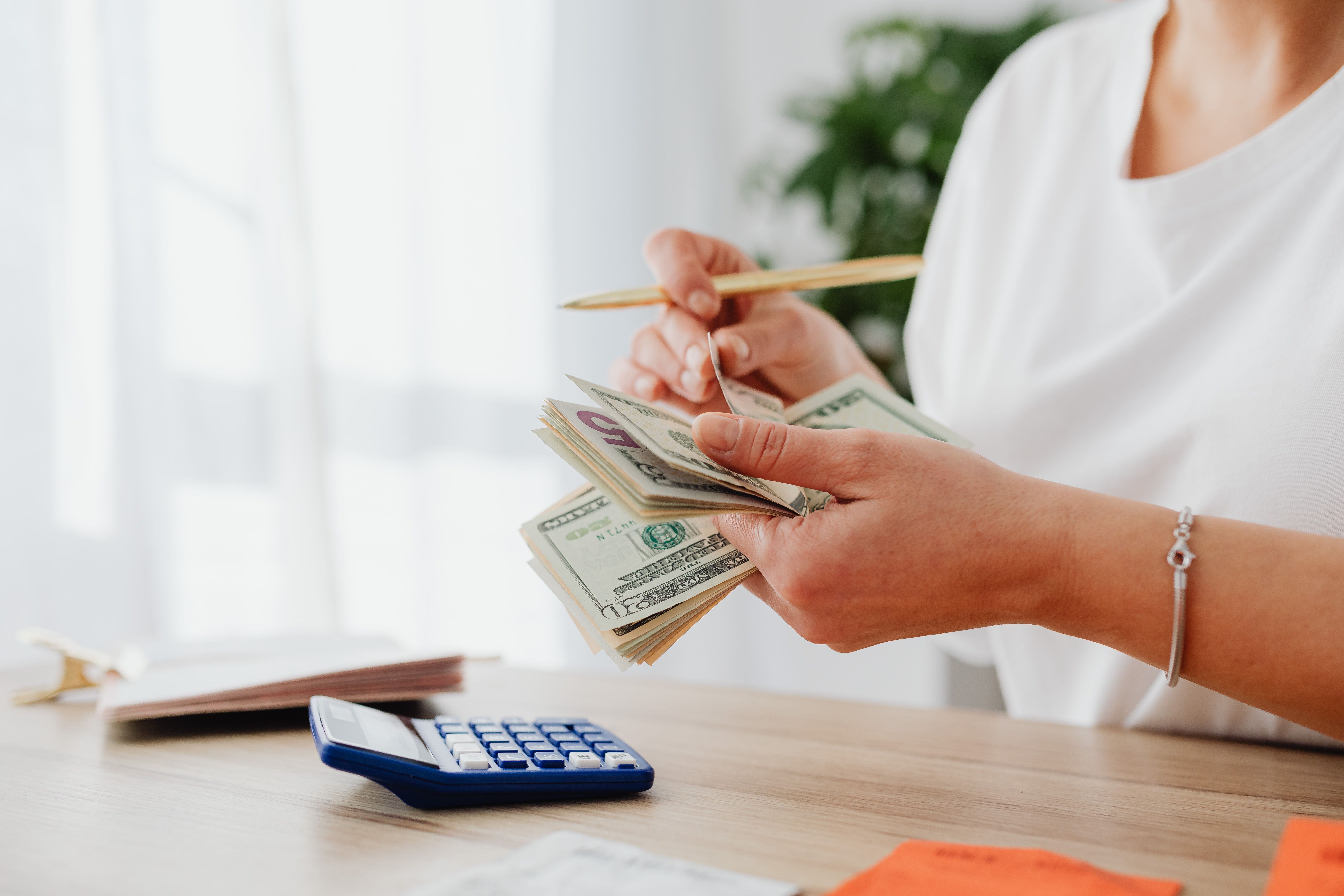 القلق بشأن الأمان الوظيفي.. اتخذ 5 خطوات لحماية وضعك المالي 