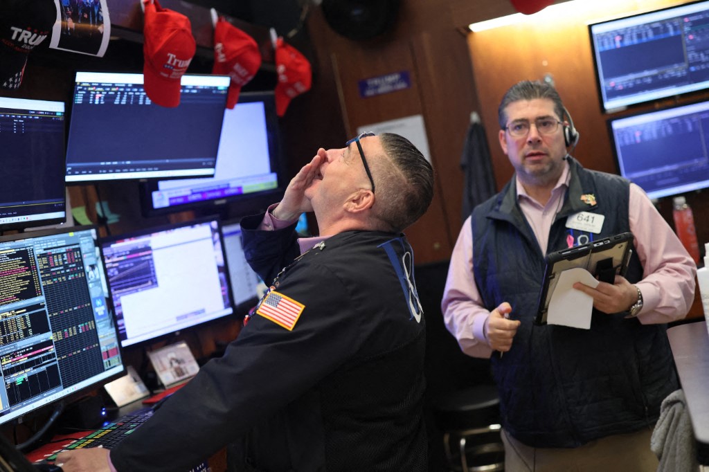 وول ستريت تتراجع لليوم الثالث ضغوط من بيانات الوظائف وهبوط النفط إلى أدنى مستوى منذ 2021 