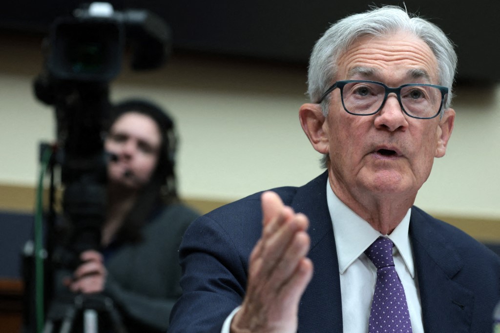 الفدرالي الأميركي يثبت معدلات الفائدة وسط ضغوط التضخم 