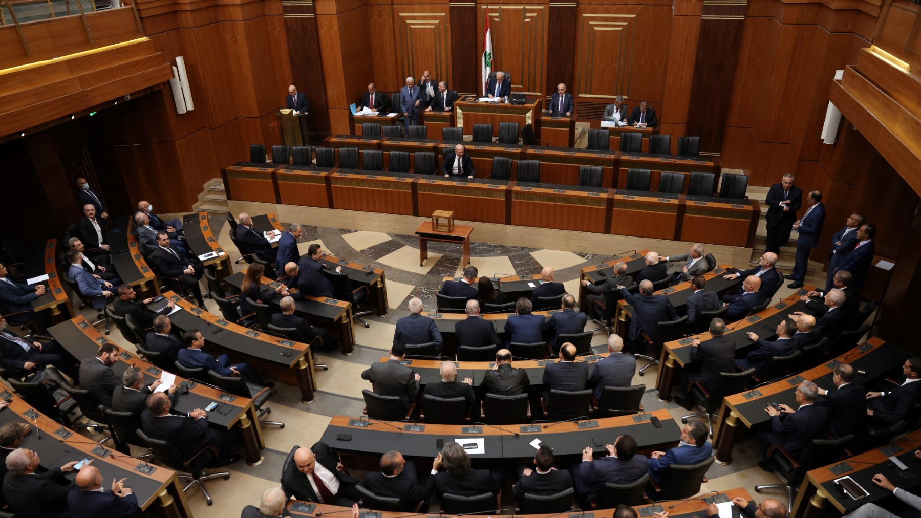 مجلس النواب اللبناني يقر قانون إصلاح المصارف بغالبية مواده