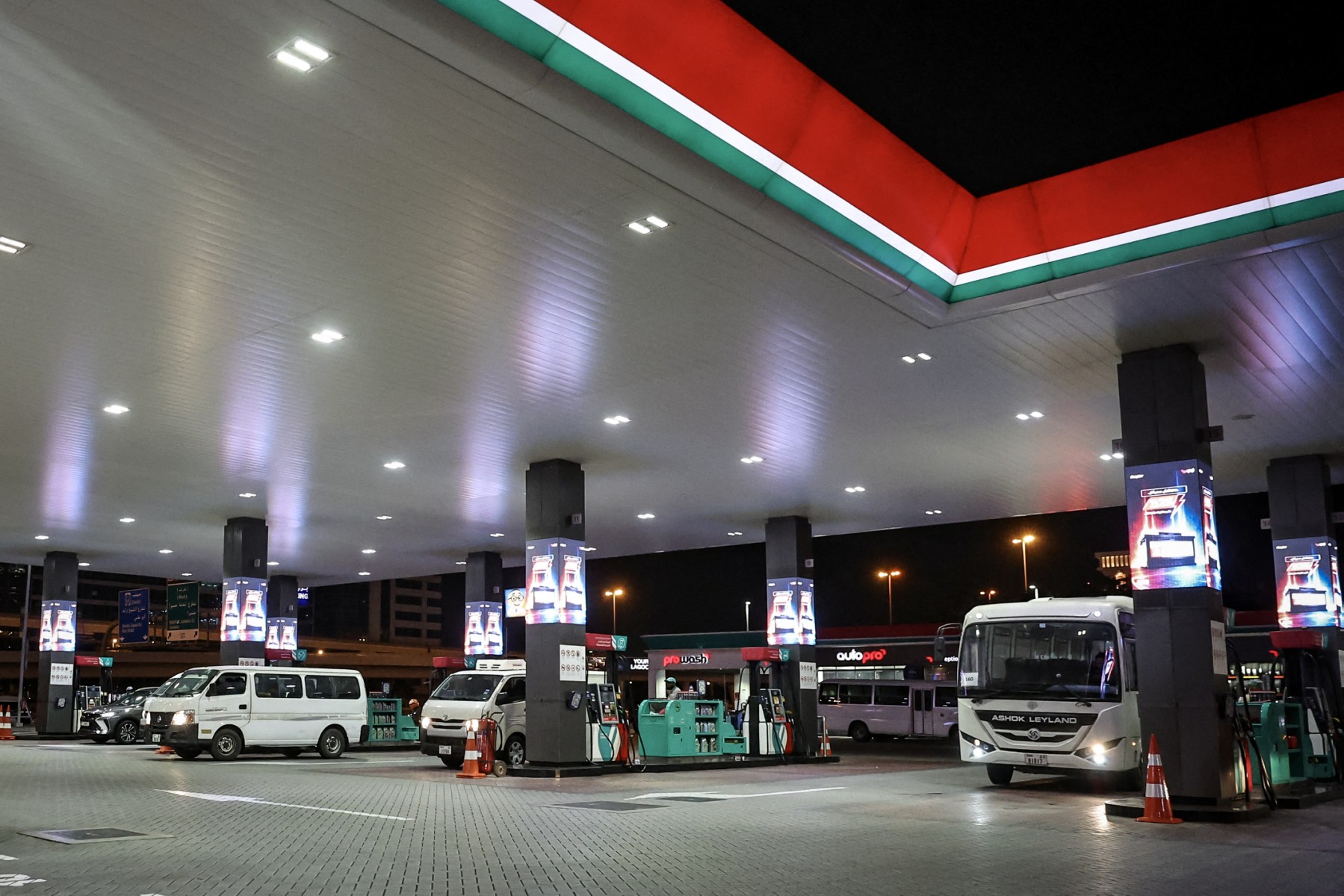 أسعار البنزين في الإمارات تقفز بنحو 16% في أكتوبر.. والديزل بـ11.6% 