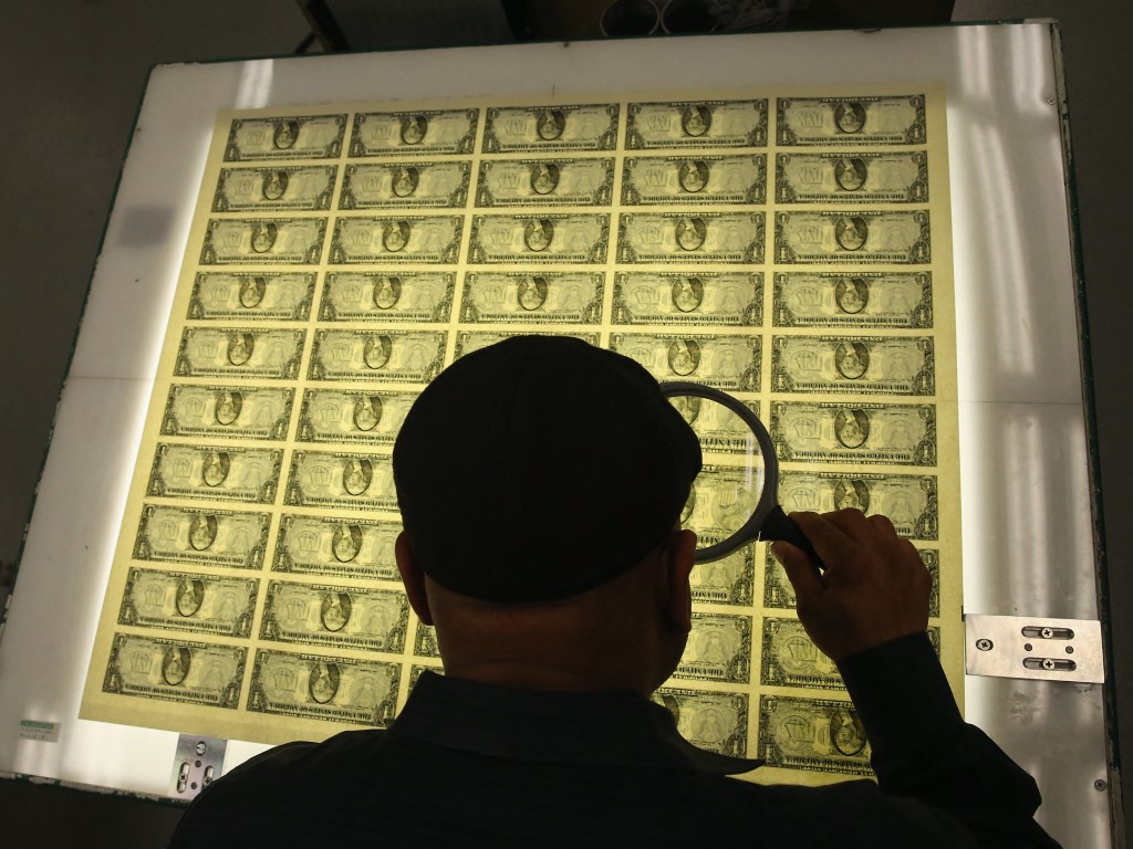 الدولار يستقر وسط أنباء متضاربة عن اتفاق بشأن إيران 