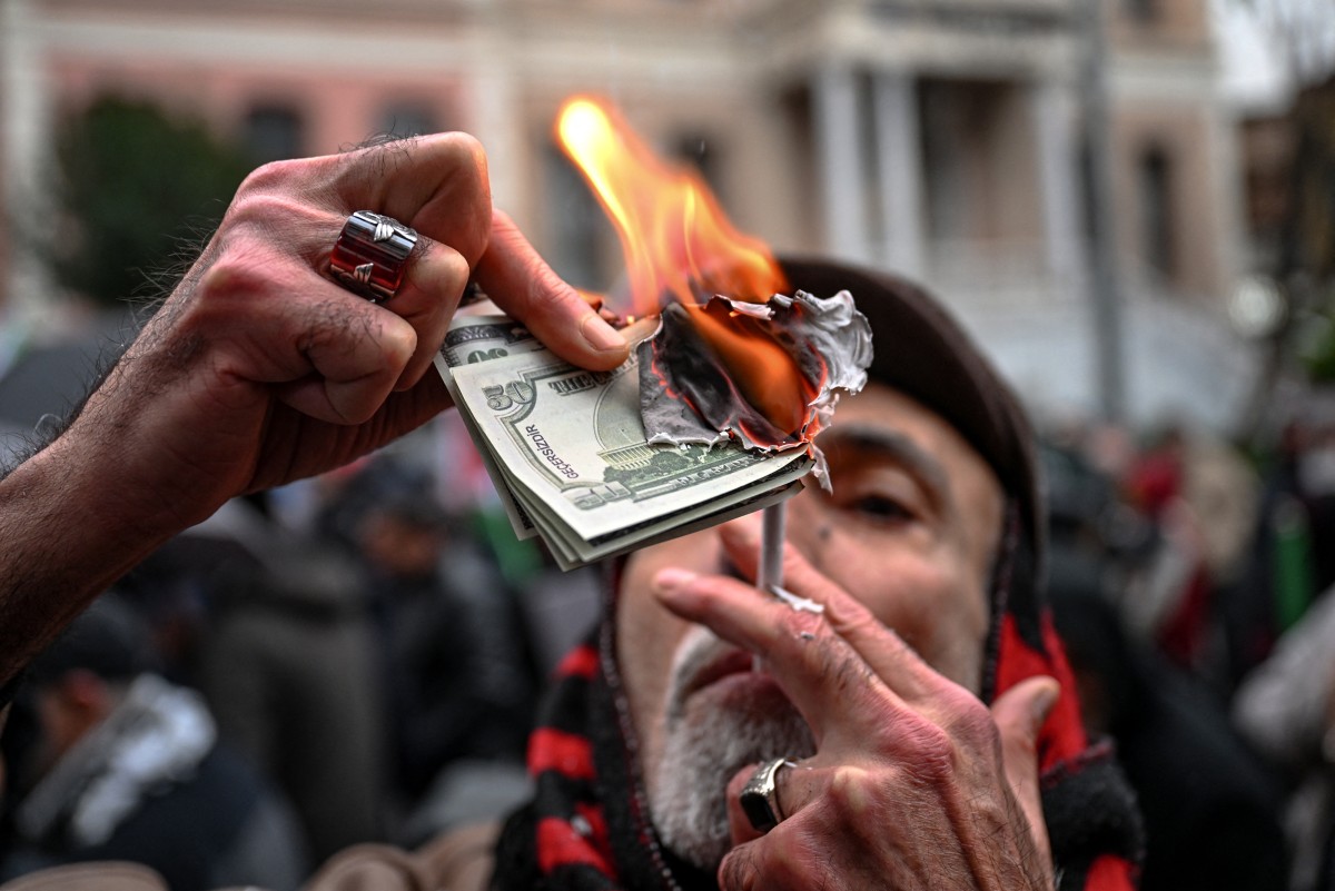 الدولار يواصل التراجع تدريجيًا كعملة احتياطية عالمية 