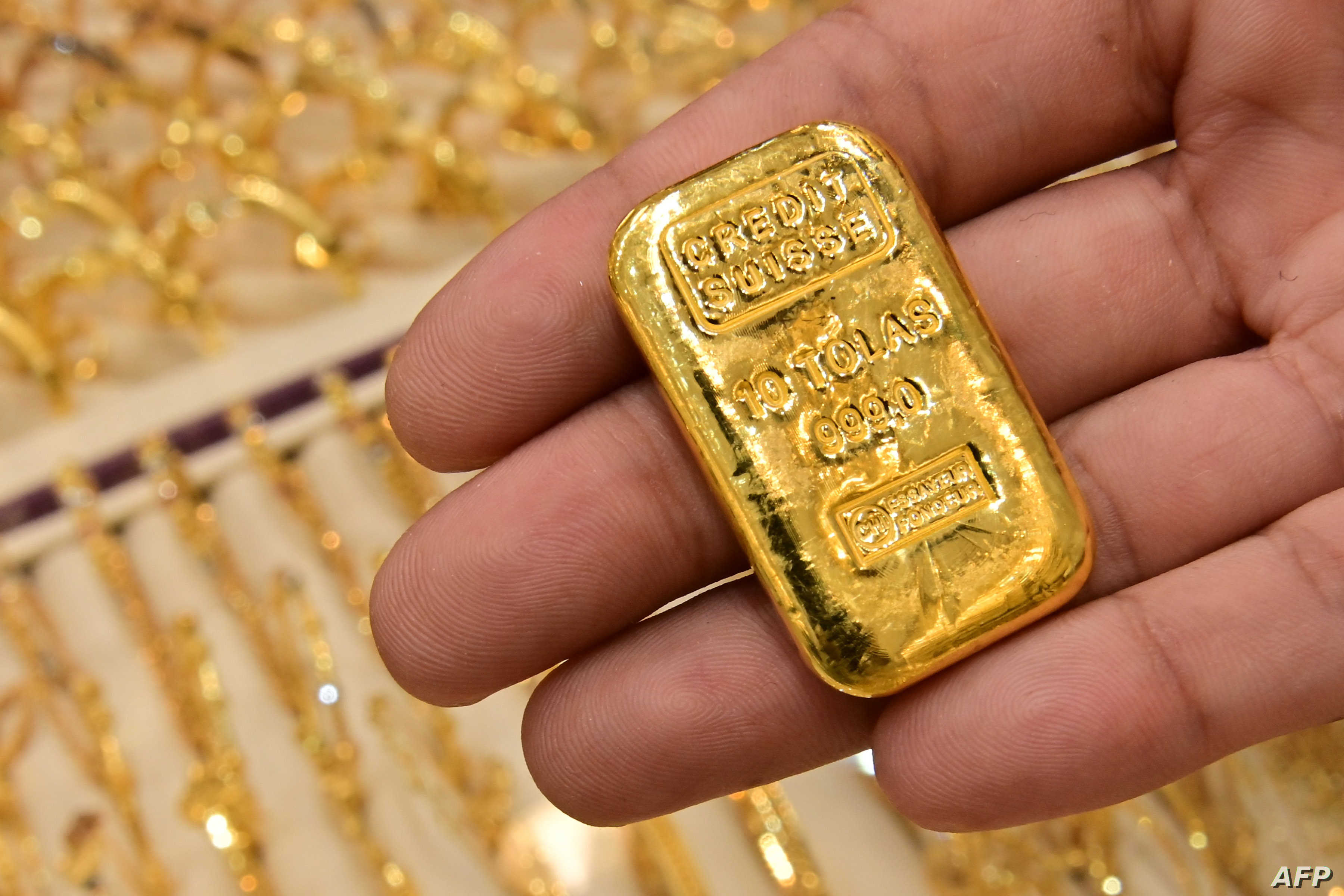 الذهب يتراجع مع صعود النفط والدولار وسط ترقب قمة ترامب شي 