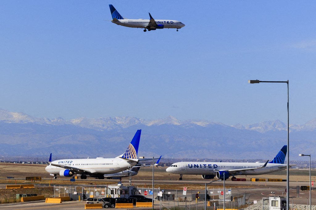 شركات الطيران العالمية بدأت برفع التعرفة وتقليص الطاقة الاستيعابية لمواجهة الارتفاع المفاجئ في أسعار النفط، فيما قد تعتمد قدرتها على الحفاظ على الأرباح على مدى تراجع المستهلكين عن السفر، في ظل تهديد تكاليف الوقود لموازنات الأسر. للمزيد 