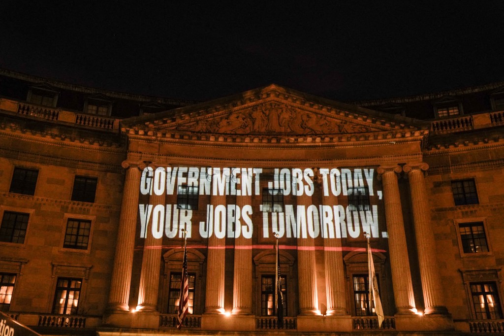 من واشنطن العاصمة إلى وادي السيليكون.. "الكفاءة" الكلمة الأكثر رعباً في 2025 بالنسبة للعاملين 