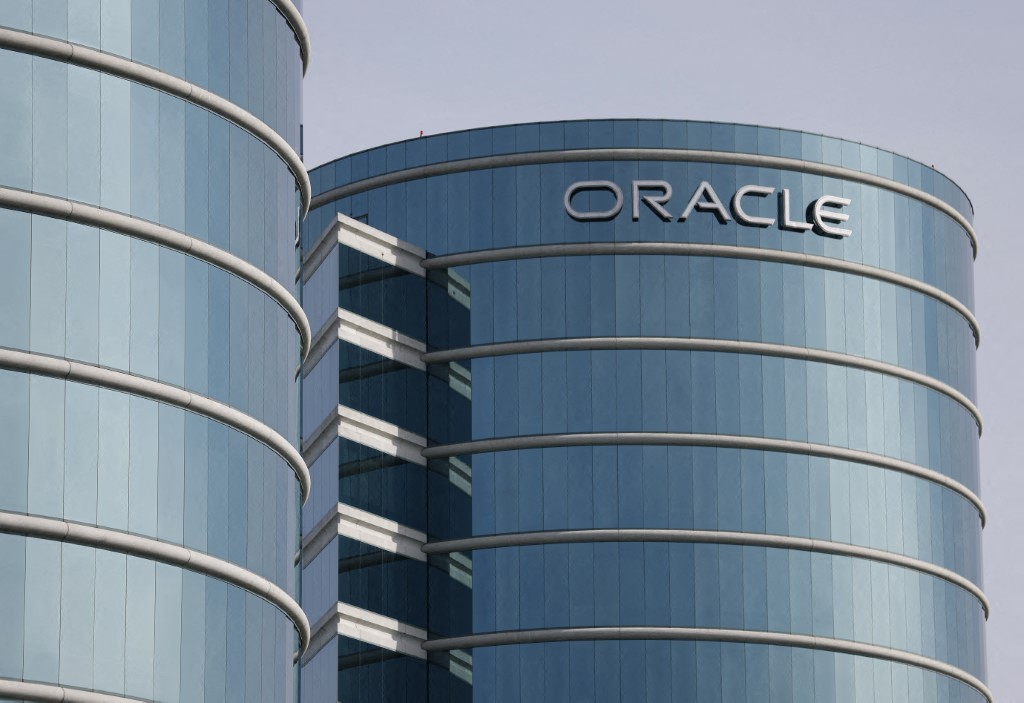 أسهم Oracle تخسر 30 مليار دولار في يوم واحد.. وNetflix تنتصر في معركة الاستحواذ 