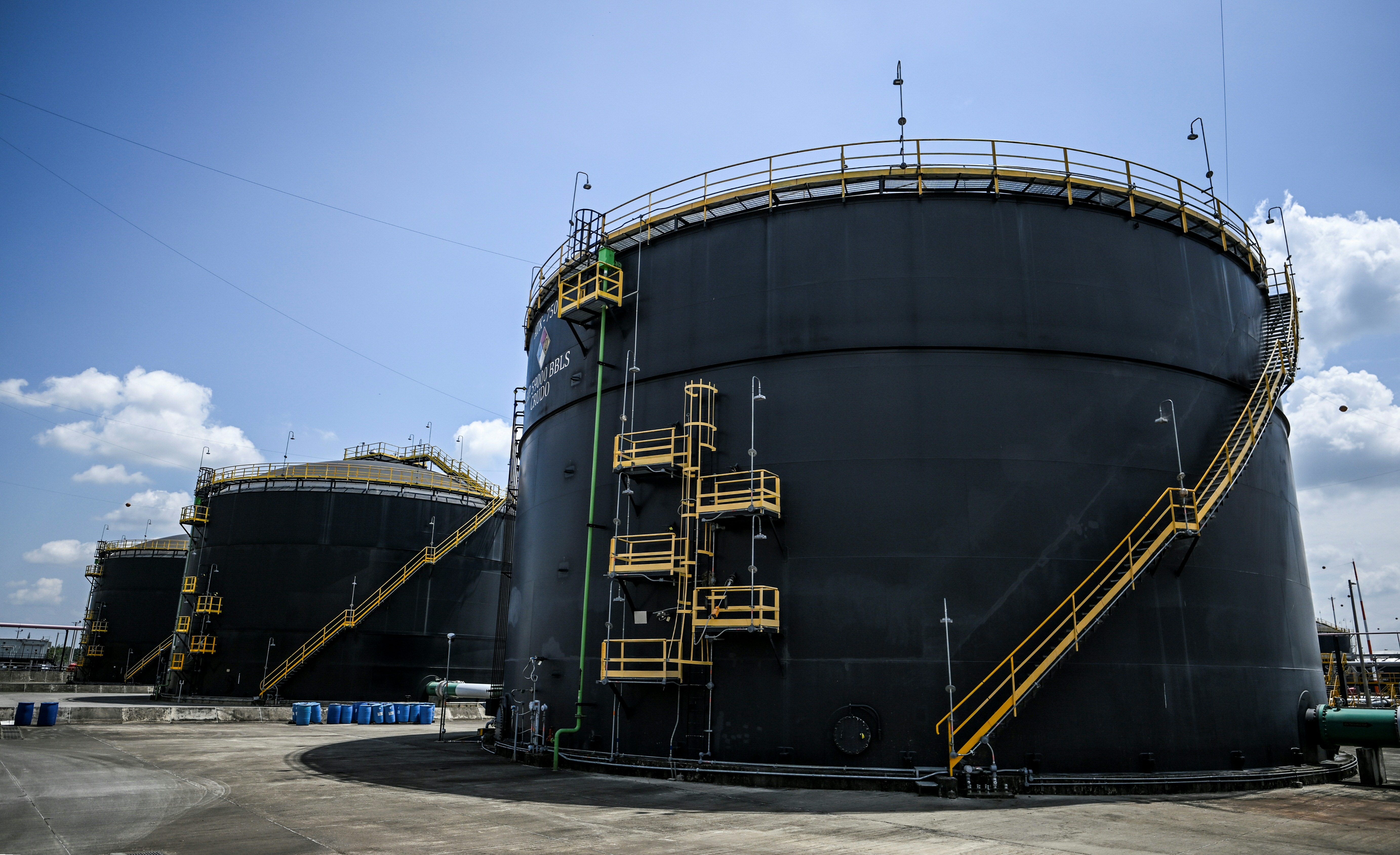 النفط يقفز بعد تقارير عن غارات وصراع على السلطة بإيران 