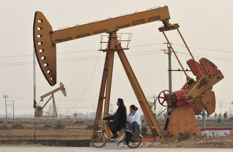 النفط يتراجع للأسبوع الثاني مع انحسار مخاوف الإمدادات وترقب اتفاق سلام في أوكرانيا 