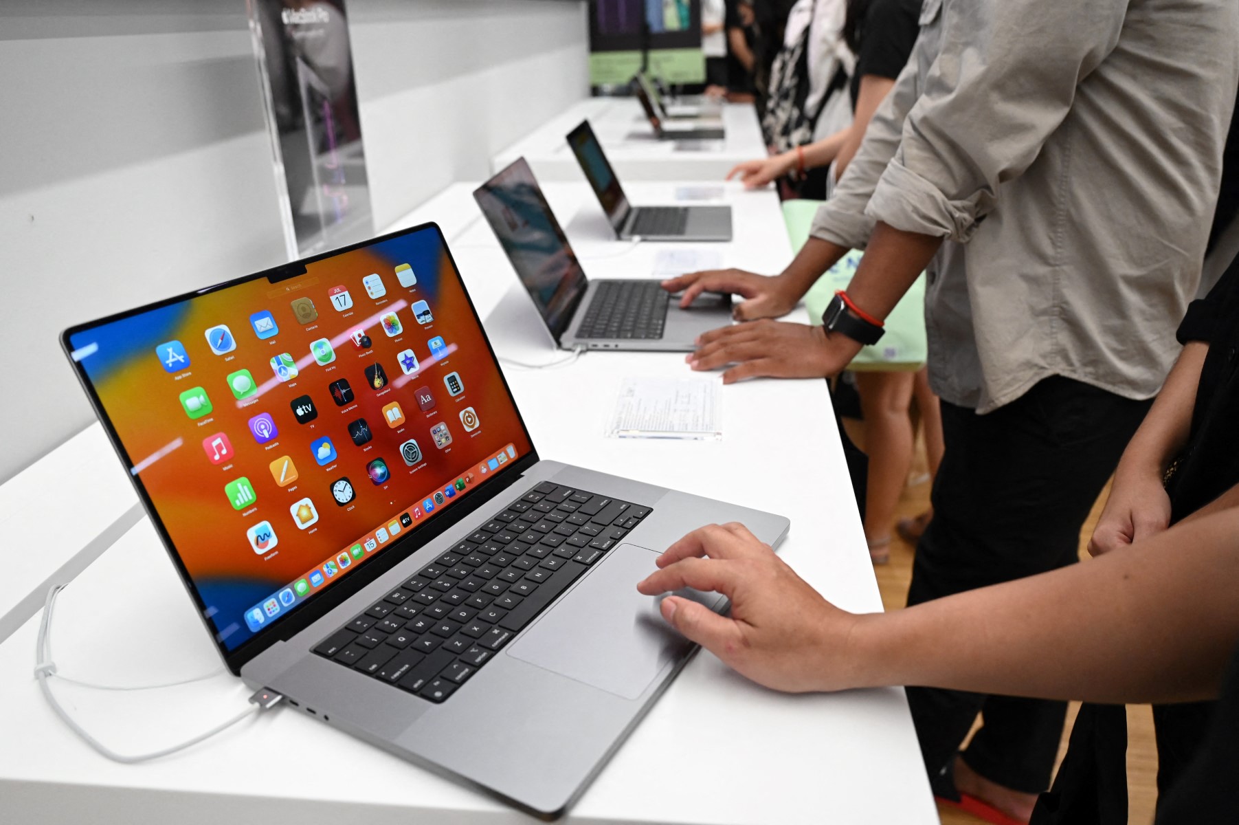 Apple allows its users to use AI service from a Chinese company