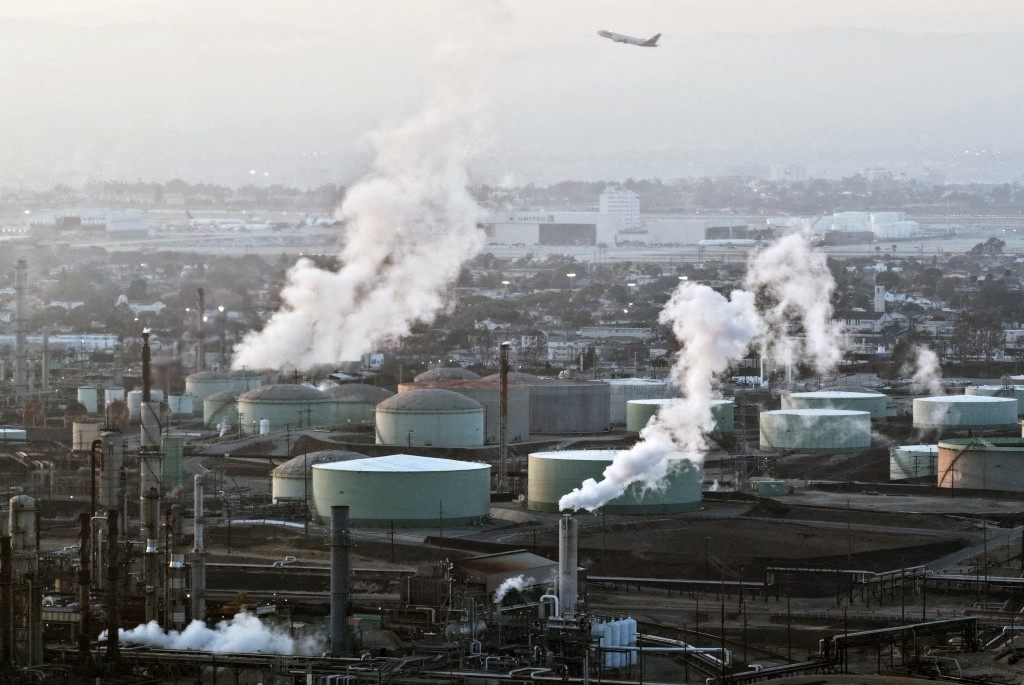 واشنطن تجدد إعفاء شراء النفط الروسي وسط ضغوط لاحتواء أزمة الطاقة العالمية 