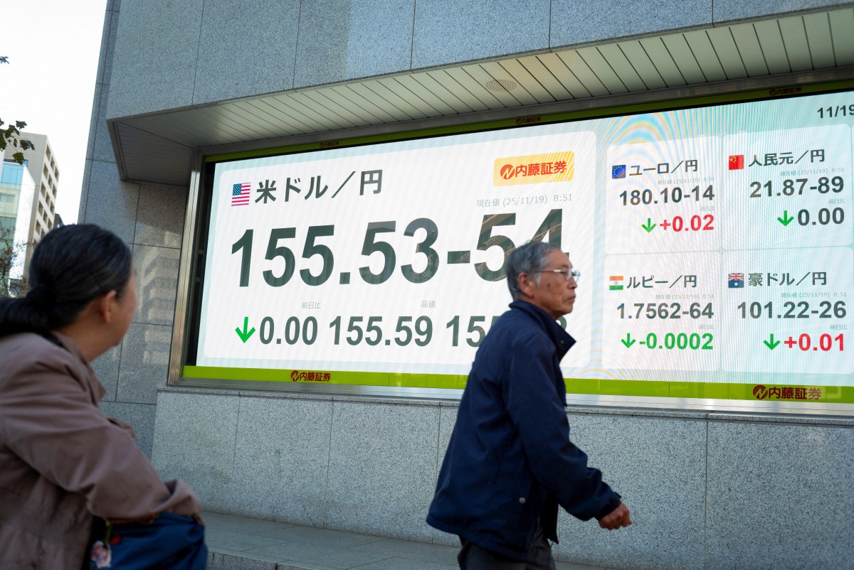 الدولار يتراجع والين يرتفع وسط ترقب تدخل ياباني في سوق الصرف 