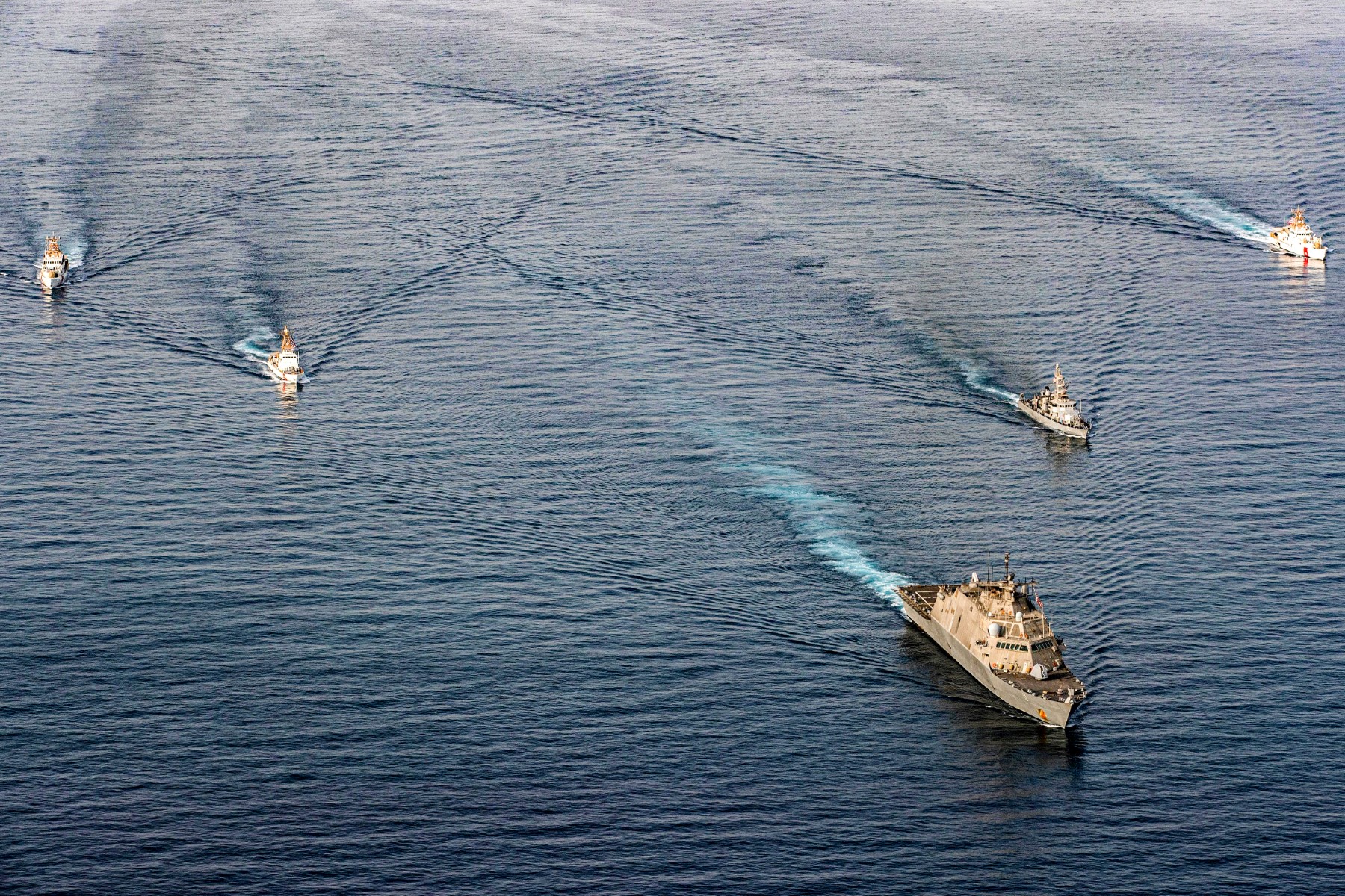 ترامب يخصص نصف ميزانية الدفاع للسفن والمقاتلات والقبة الذهبية 