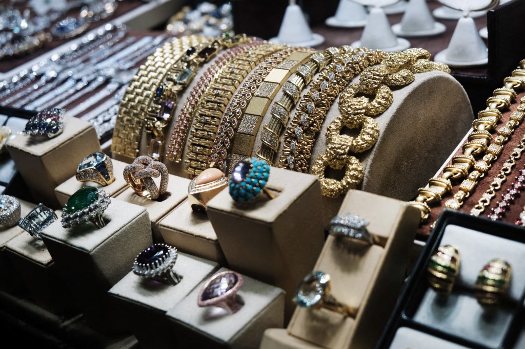 الدولار يتراجع والذهب يقلّص خسائره معد تأجيل ترامب الضربات على محطات الطاقة الإيراتية 