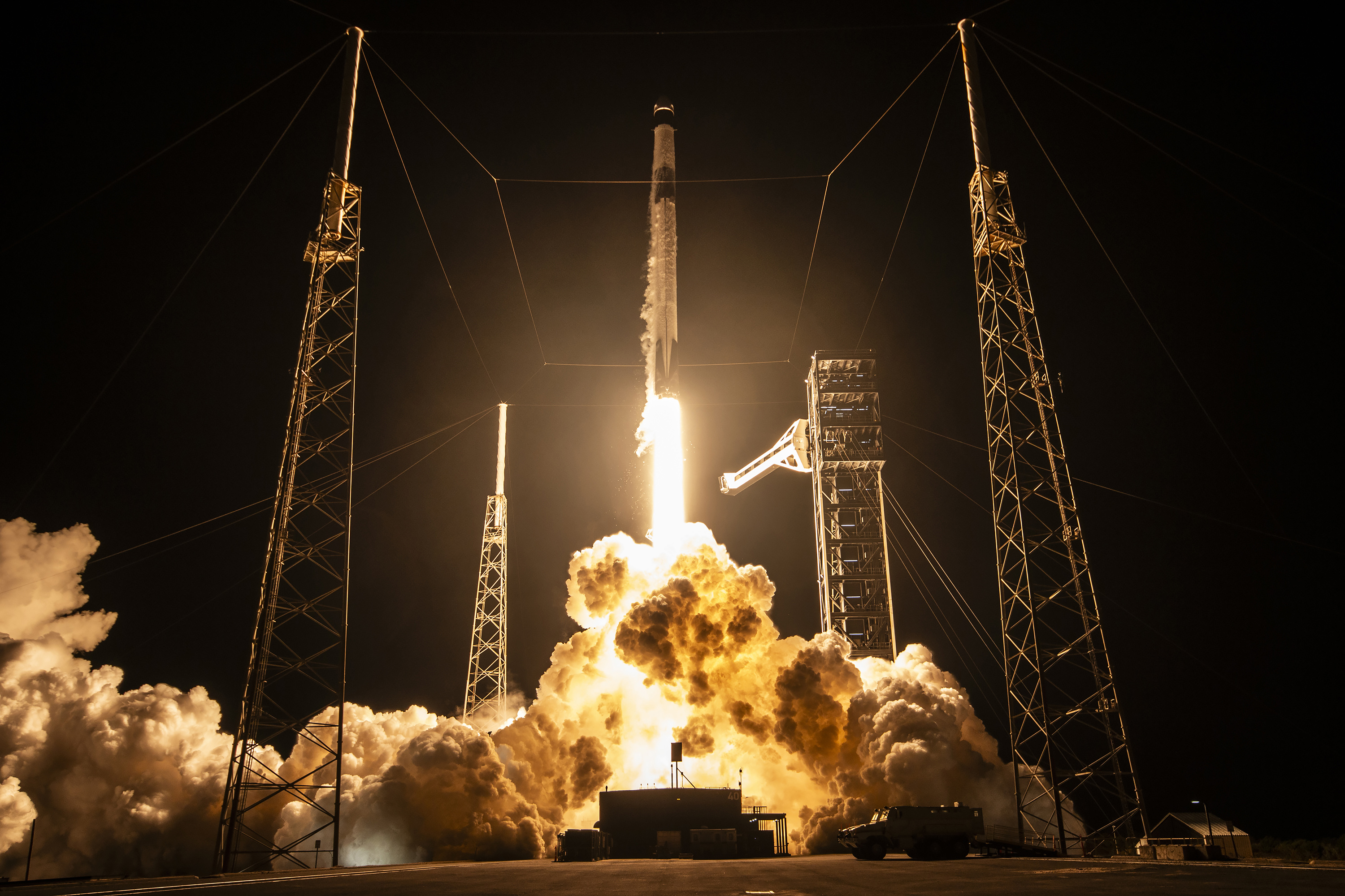 سبيس إكس تطلق طاقماً إلى محطة الفضاء الدولية 