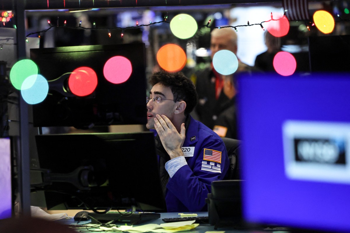 انخفاض العقود الآجلة للأسهم الأميركية في بداية أسبوع تداول حافل بنتائج الشركات واجتماع الاحتياطي الفدرالي