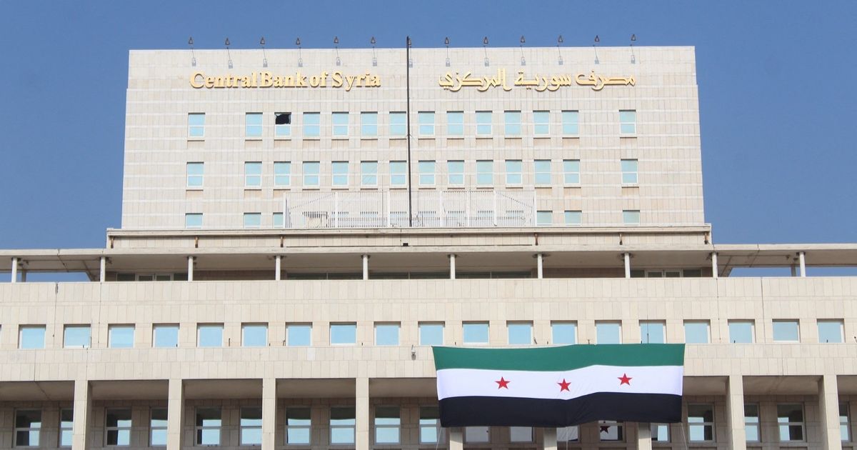 حاكم مصرف سوريا المركزي: عملية استبدال العملة بأوراق نقدية جديدة ستبدأ في الأول من يناير 2026 