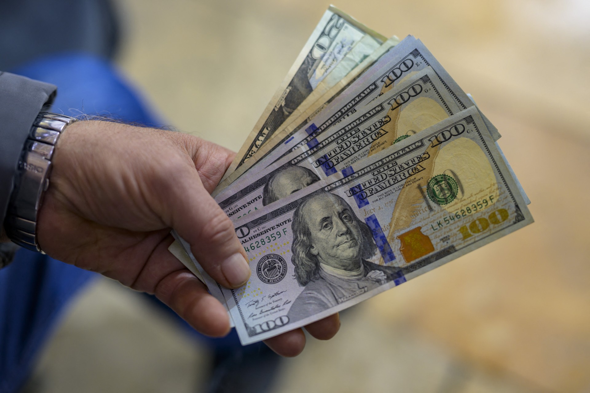 سعر صرف الدولار مقابل الجنيه المصري الأحد 15 فبراير 2026 