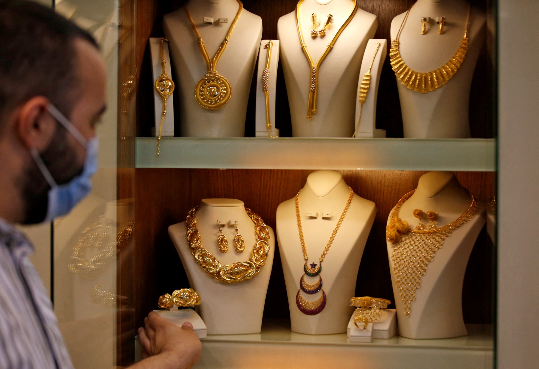 الذهب يتراجع لأقل من 5000 دولار للأونصة وسط صعود الدولار 