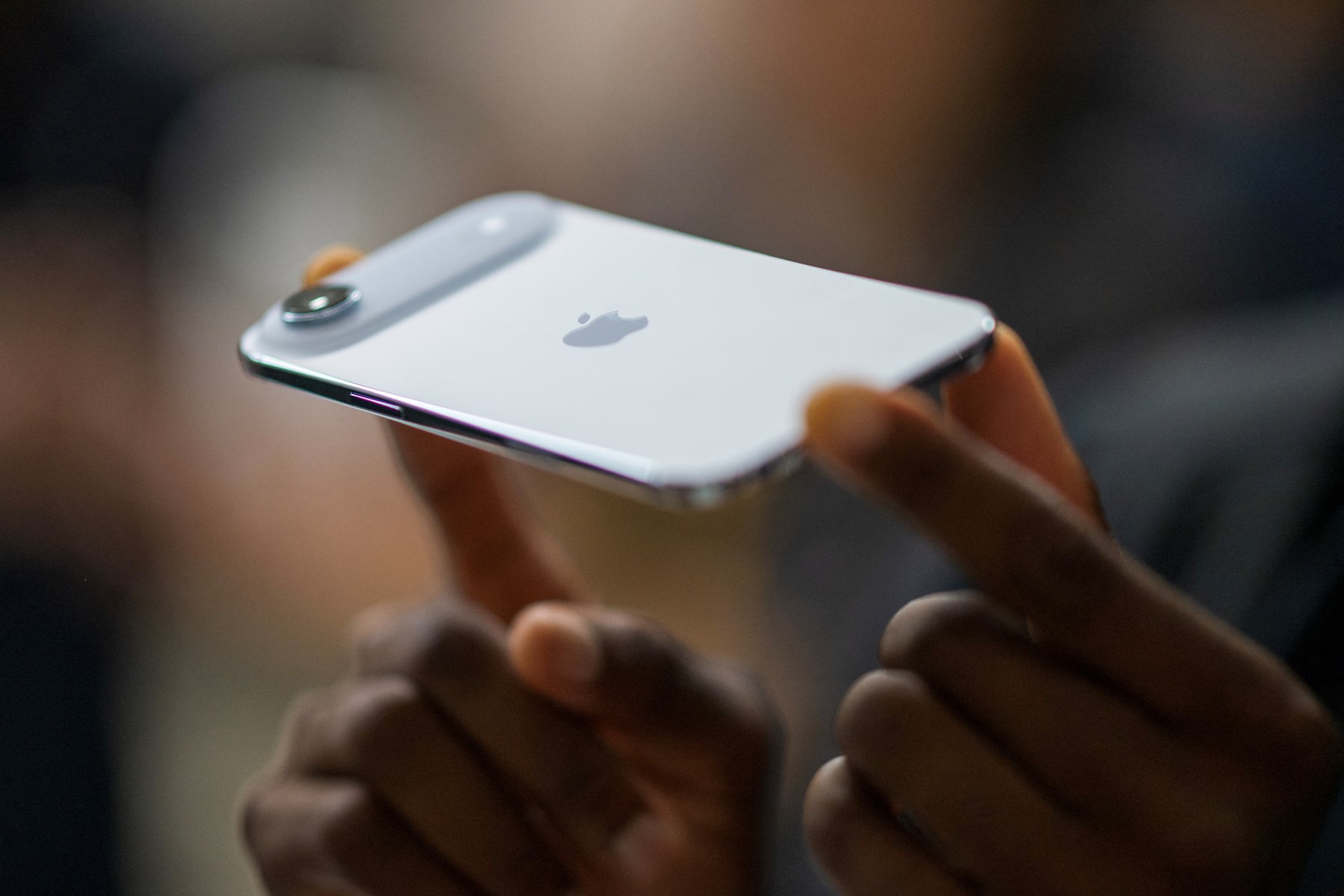 شركة أبل تسيطر على الرقائق في iPhone Air لإعطاء الأولوية للذكاء الاصطناعي 