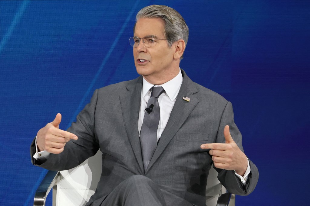 وزير الخزانة الأميركي يفسر قرار إبطال الرسوم الجمركية 