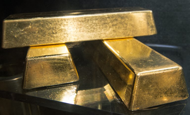 الذهب يرتفع بدعم من تراجع الدولار وعوائد السندات الأميركية 