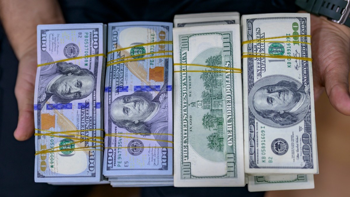 الدولار يتجه نحو خسارة أسبوعية وسط توقعات تيسير السياسة النقدية 