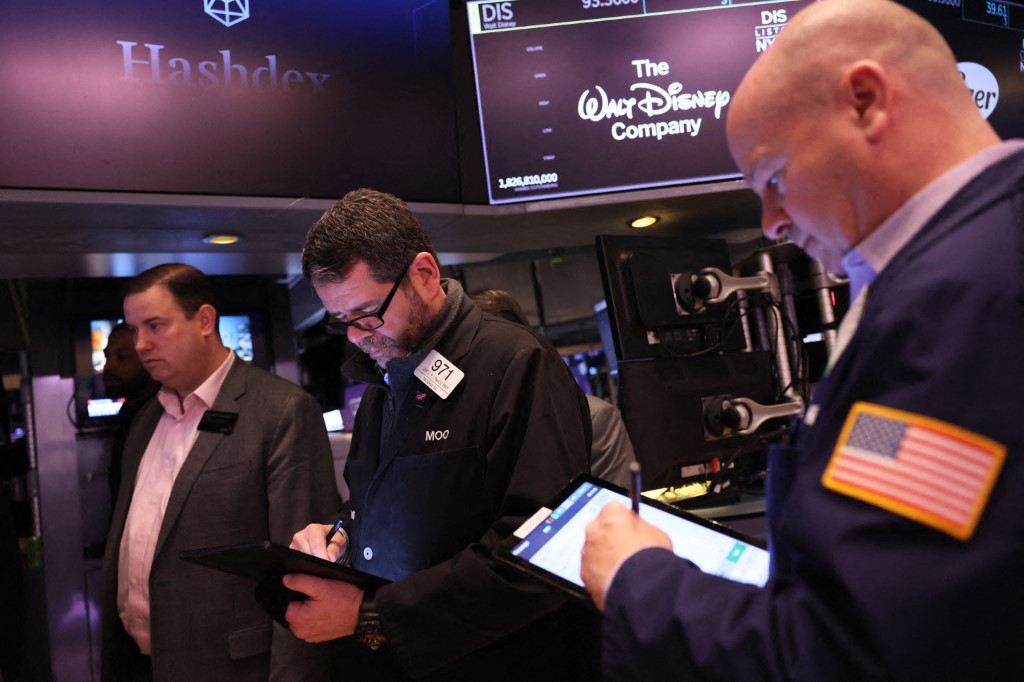 العقود الآجلة للأسهم الأميركية تستقر مع ترقب محضر الفدرالي 