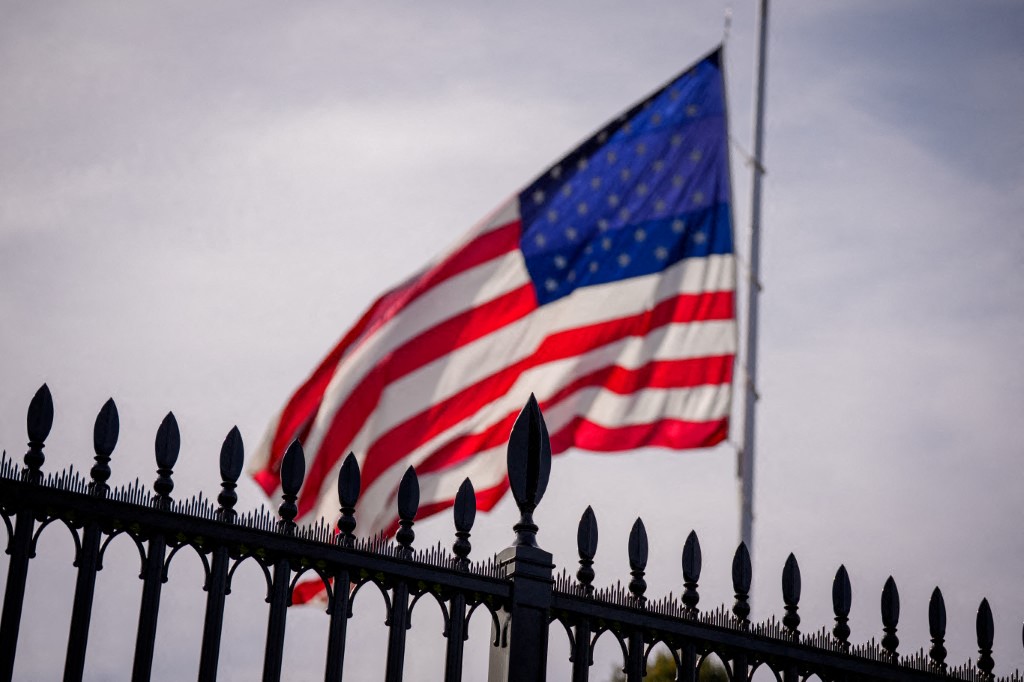 أميركا.. انكماش قطاع الخدمات بأقل من التوقعات مع ارتفاع الأسعار وتراجع التوظيف 