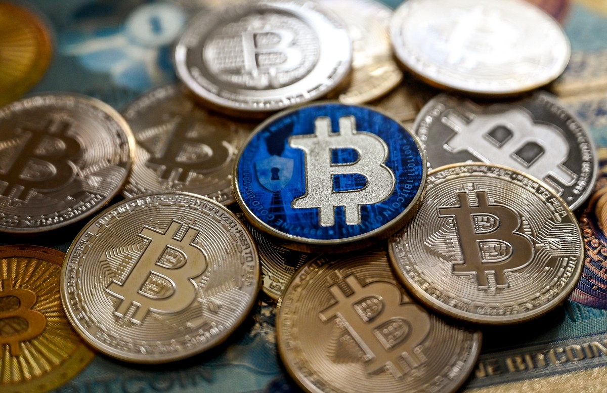 بريق البتكوين يخفت بعد قمة تاريخية.. والعملات المشفرة تتراجع تزامناً مع البيانات الأميركية 
