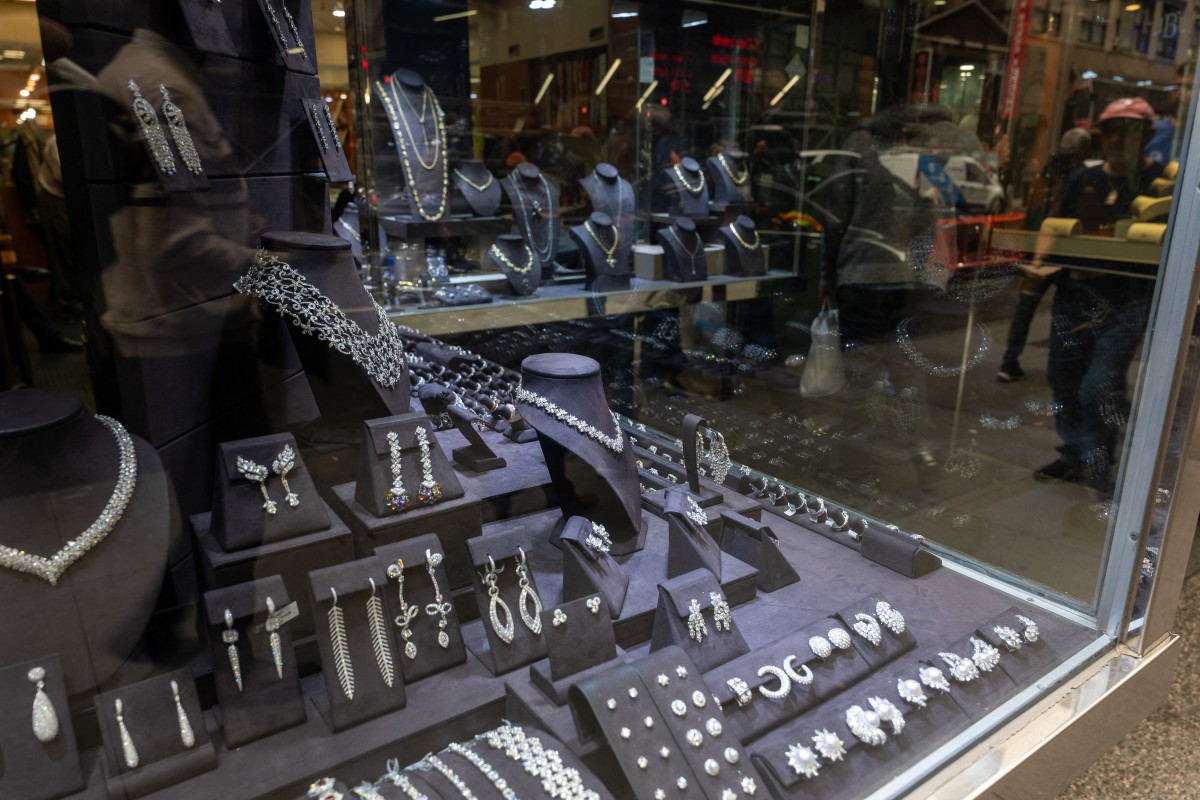 الفضة تقلص خسائرها إلى 1.7% (تحديثات مباشرة) 