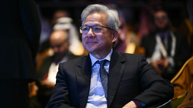 من غاسل صحون إلى "شخصية العام".. من هو جنسن هوانغ؟ 