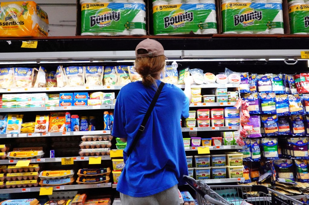 ثقة المستهلك الأميركي تهبط إلى أدنى مستوى منذ 2014 