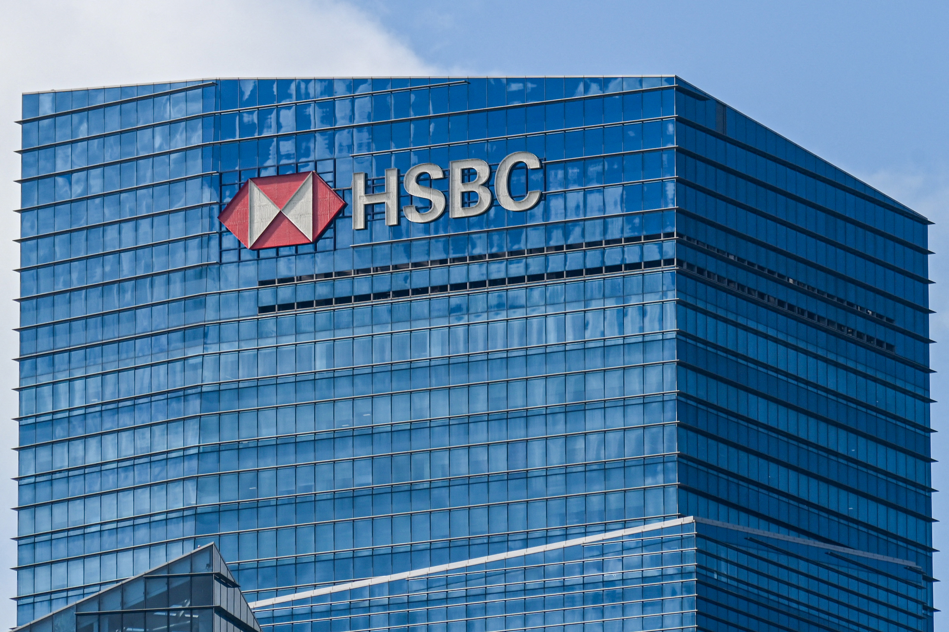 أرباح HSBC تقفز 32% في الربع الثالث.. والبنك يطلق برنامج إعادة شراء أسهم بمليار دولار 