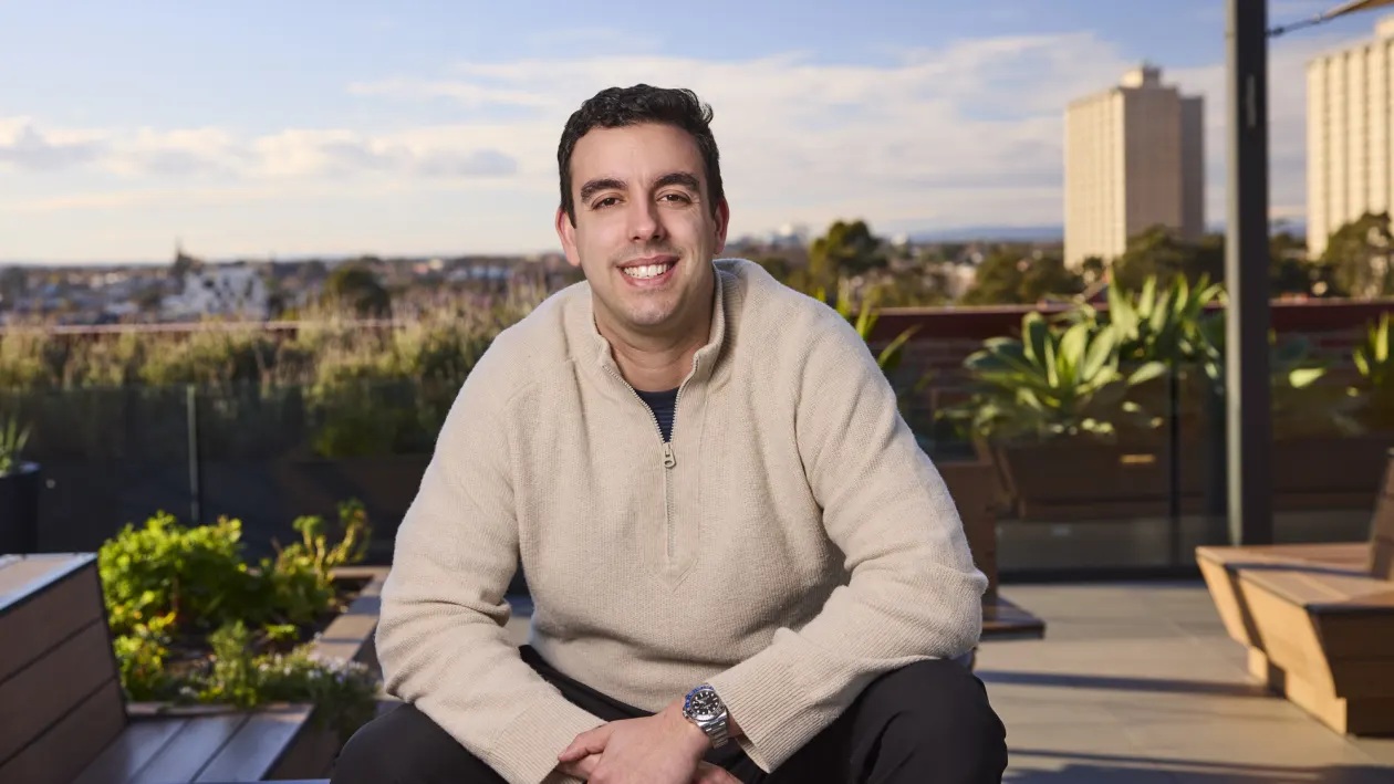 قصة الشاب الذي بني أداة ذكاء اصطناعي قيمتها أكثر من 460 مليون دولار 