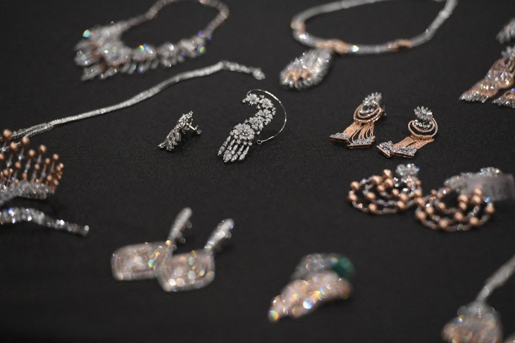 الأثرياء يتجهون إلى المجوهرات كملاذ استثماري جديد 