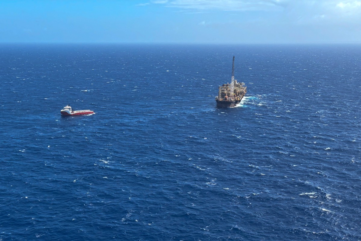 فاتك هذا المساء: النفط يصعد وسط شكوك حول إنهاء اضطرابات هرمز.. والعقود الآجلة للأسهم الأميركية تستقر 