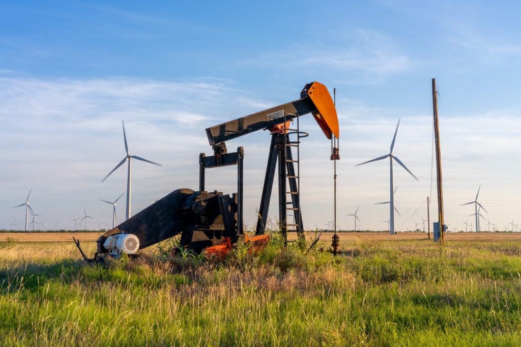 النفط يصعد بأكثر من 1% بعد قرار ترامب فرض حصار على ناقلات النفط المتجهة من فنزويلا وإليها 