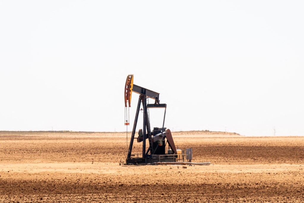 أسعار النفط تسجل ارتفاعات مع عودة التوترات الجيوسياسية 