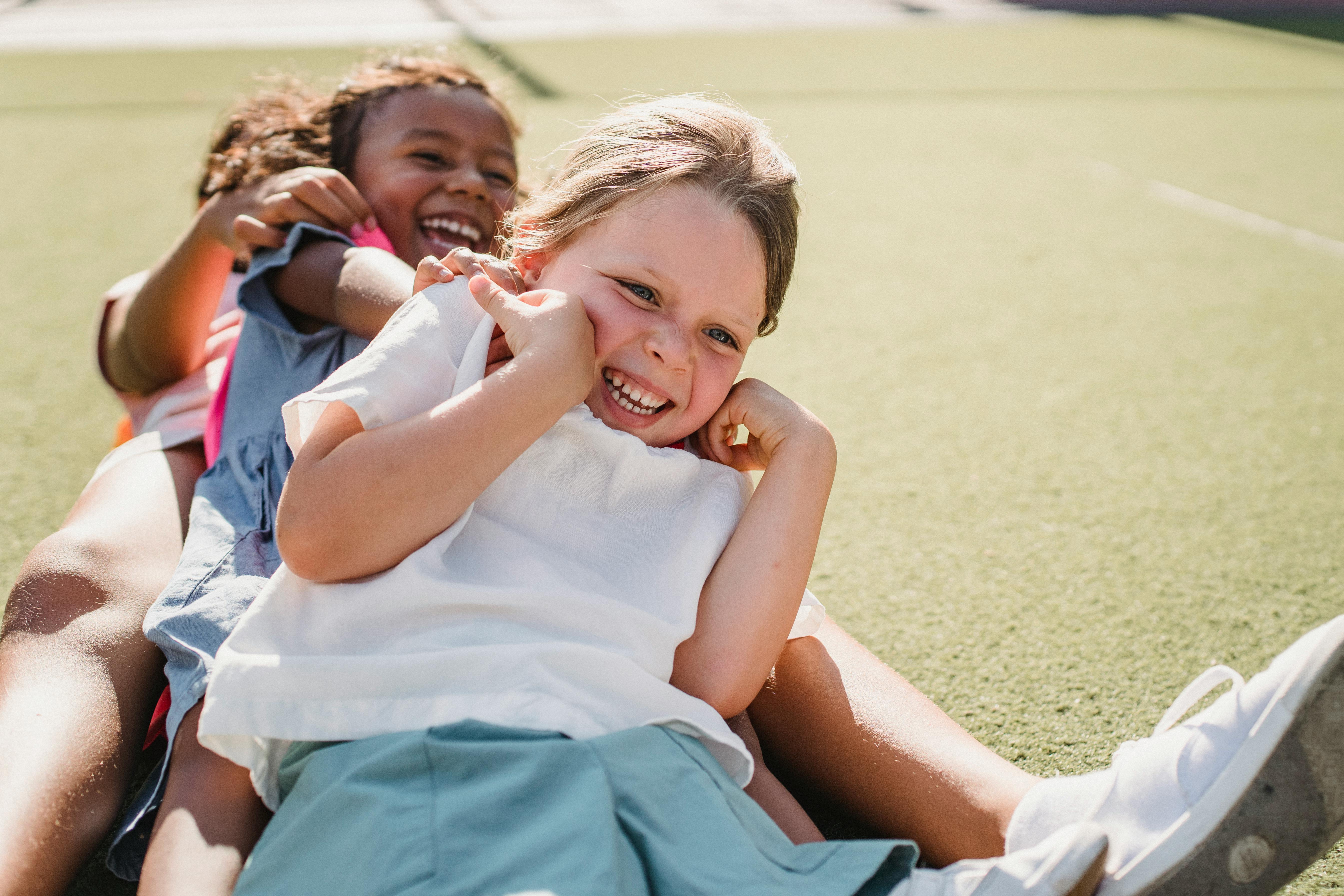 6 طرق لتعزيز شعور الطفل بالأمان العاطفي وبناء ثقته بنفسه 