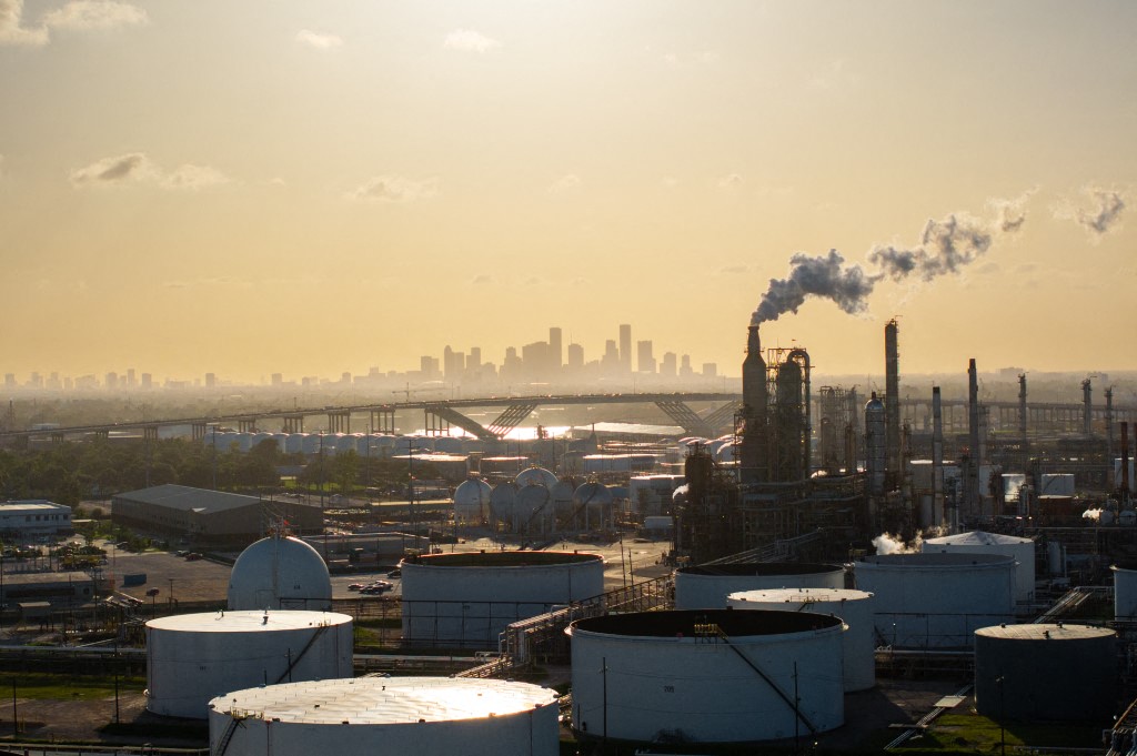 النفط يسجل مكاسب أسبوعية مع استمرار الاضطرابات في الشرق الأوسط 